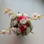 Ikebana na hrob okrúhla bledoružová
