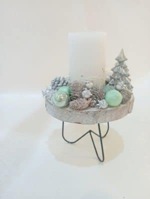 Vianočná ikebana so sviečkou a stromčekom zeleno bielo strieborná na drevenom podstavci