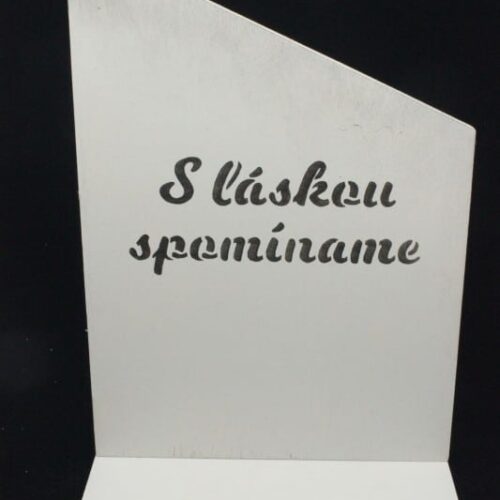 Drevenná tabuľa s nápisom S láskou spomíname